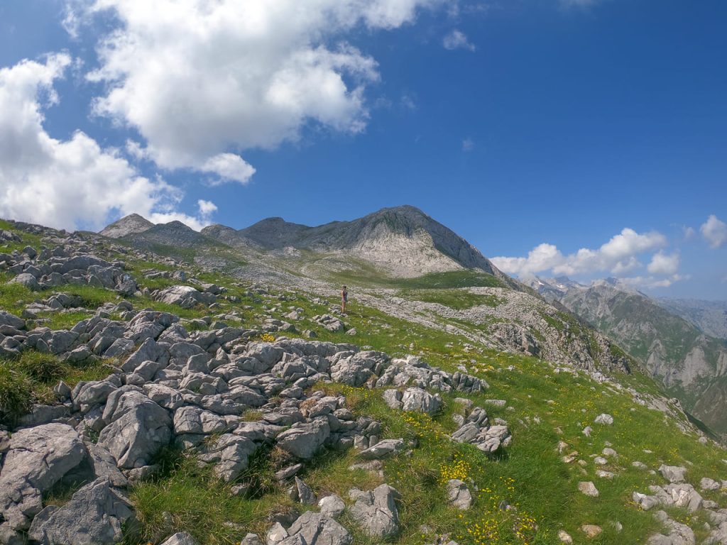Montañera en el macizo Oriental de Picos de Europa