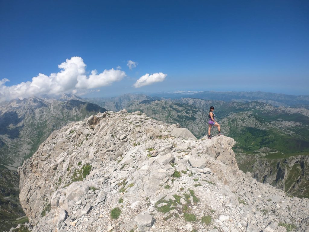 Chica en ruta en el macizo oriental de Picos de Europa