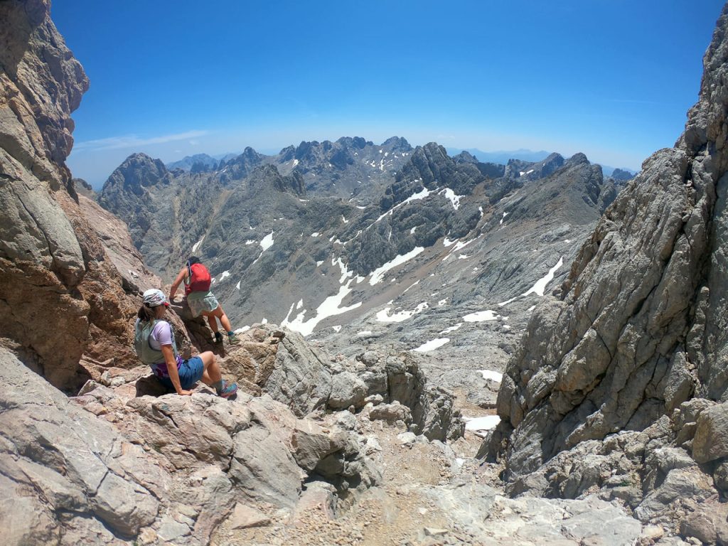 descenso desde la cima del Torrecerredo en Picos de Europa
