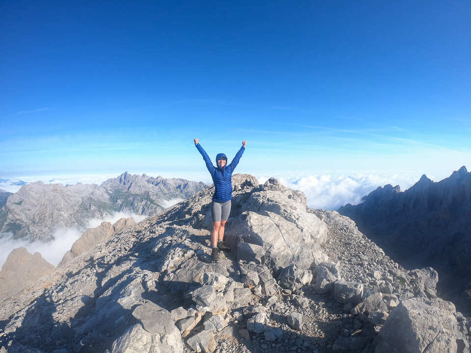 Montañera en Cima de la Torre de la Palanca