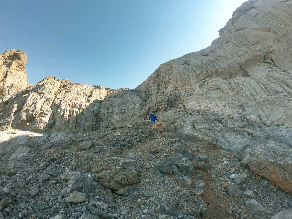 Chica en pedrera en macizo Central de Picos de Europa