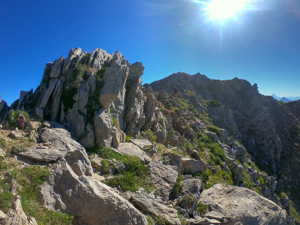 senderista creteando montaña hacia el pico del Mediodía